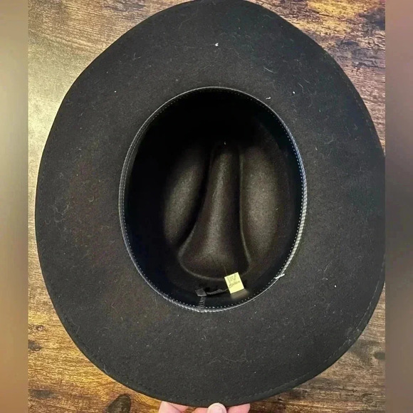 Unisex wool hat with natural feather band. 100% black wool. Size: M. - Picture 5 of 16